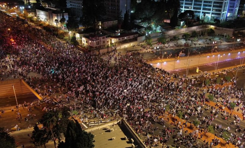Izrael: Hiljade demonstranata u Tel Avivu protestovalo protiv reforme pravosuđa Izrael: Hiljade demonstranata u Tel Avivu protestovalo protiv reforme pravosuđa
