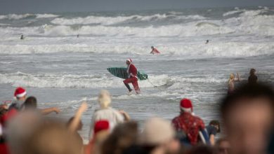 Surfovanje Djeda Mraza" u Floridi: "Hladnih" 20 stepeni, plaža, kokteli... Photo of Surfovanje Djeda Mraza” u Floridi: “Hladnih” 20 stepeni, plaža, kokteli…